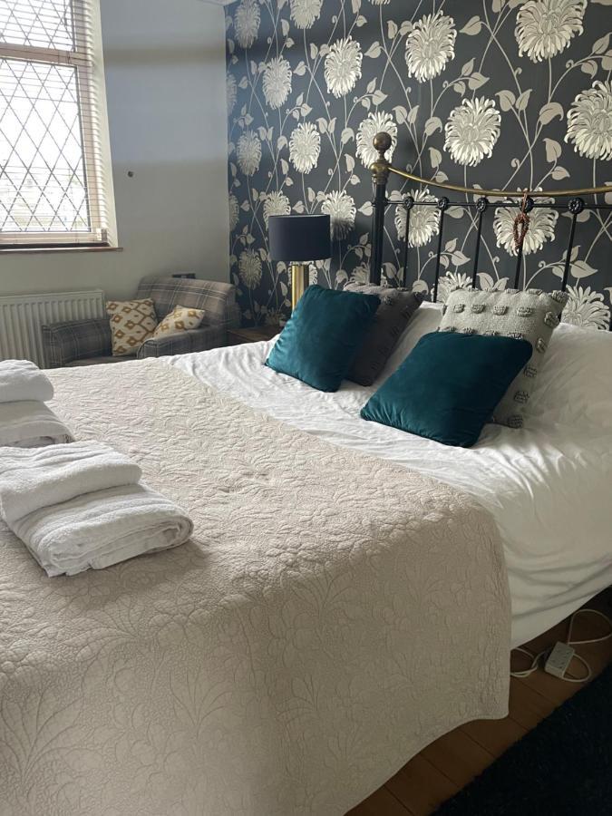 King Size Bed & En Suite Rolled Top Bath Private Lane Harrogate Exterior foto